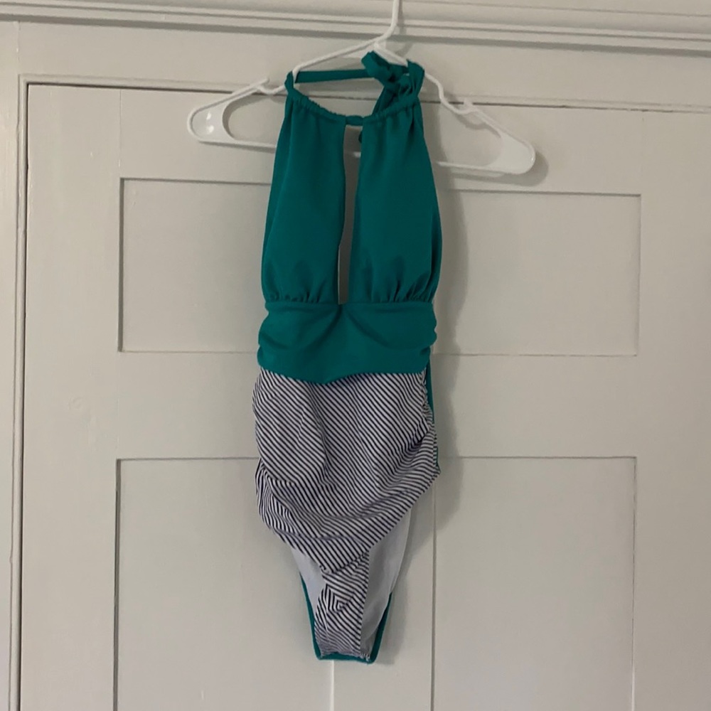 Green and Black Cupshe suit NWT and hygiene liner